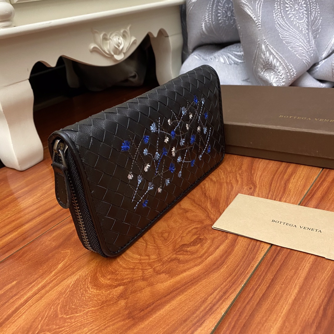 BOTTEGA VENETA zipper wallet with black braided embroidery