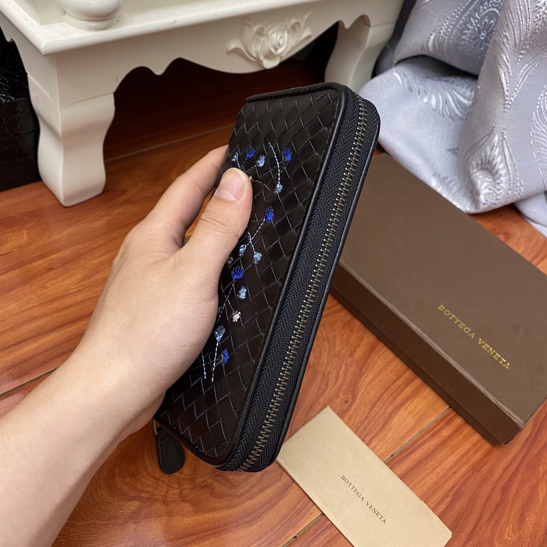 BOTTEGA VENETA zipper wallet with black braided embroidery