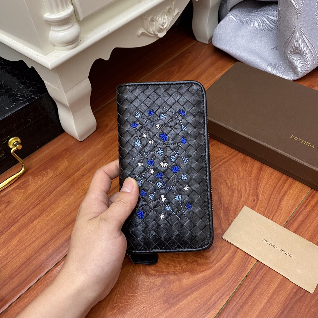 BOTTEGA VENETA zipper wallet with black braided embroidery