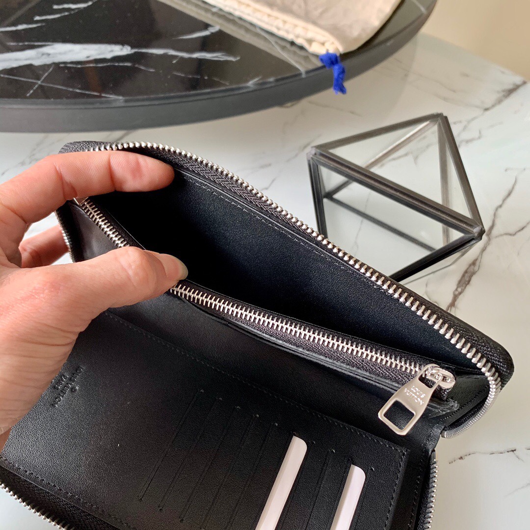 LOUIS VUITTON LV card holder