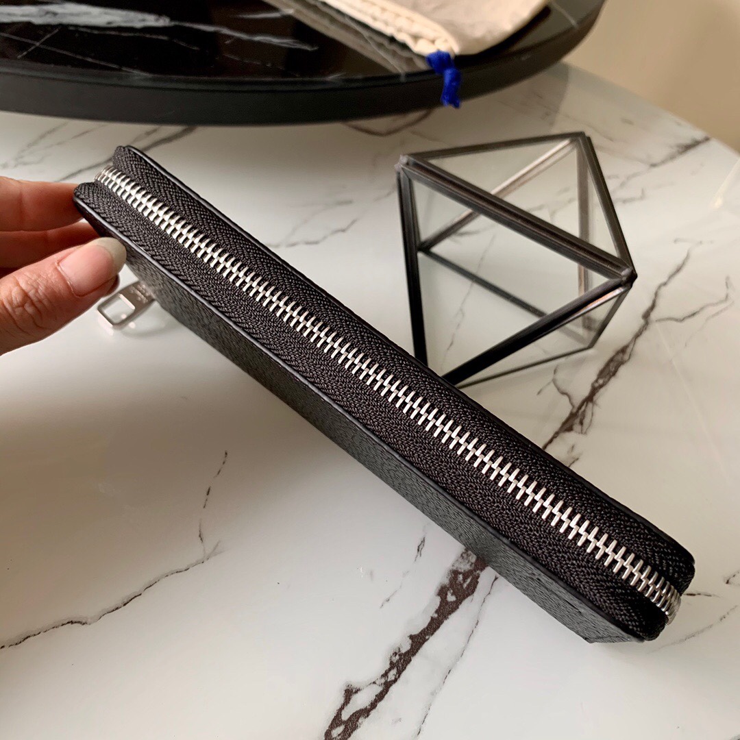 LOUIS VUITTON LV card holder