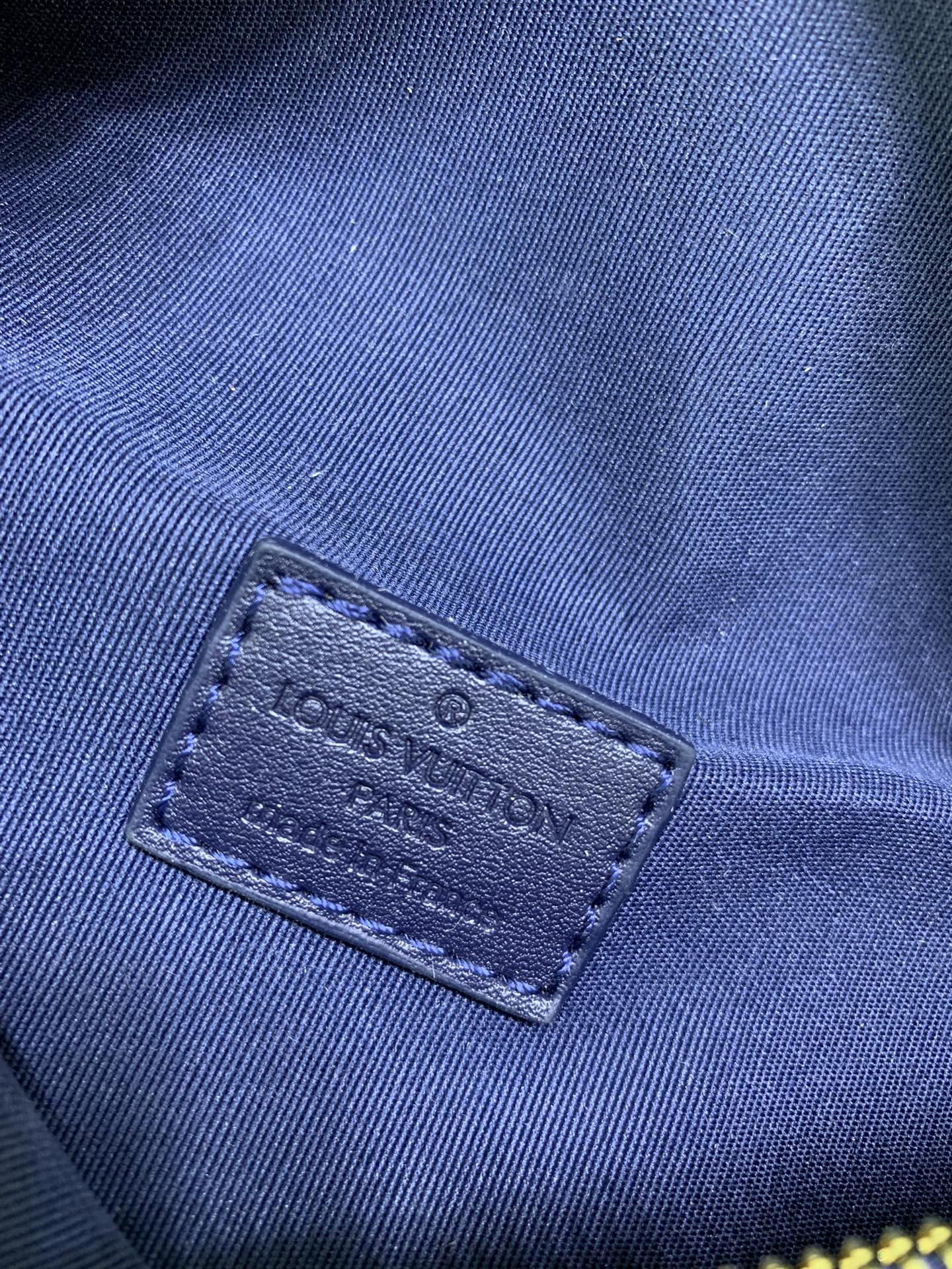 Louis Vuitton LV DISCOVERY small belt bag