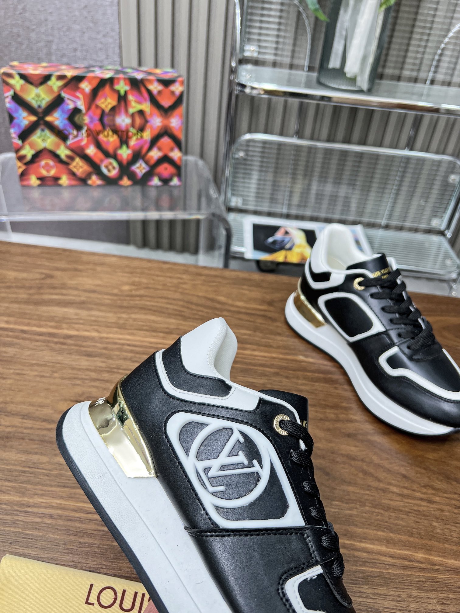LV LOUIS VUITTON's classic Run Away trainers