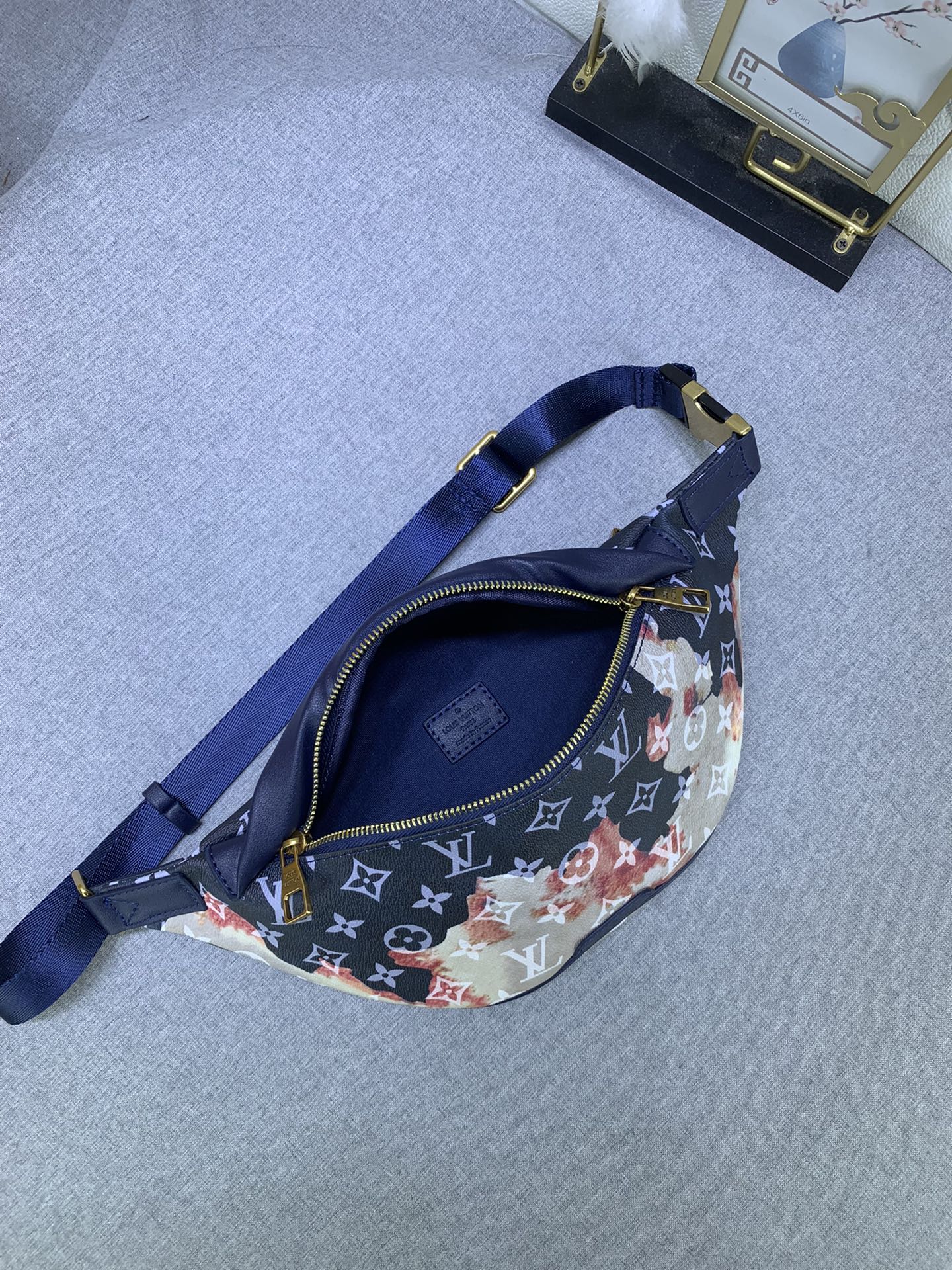 Louis Vuitton LV DISCOVERY small belt bag