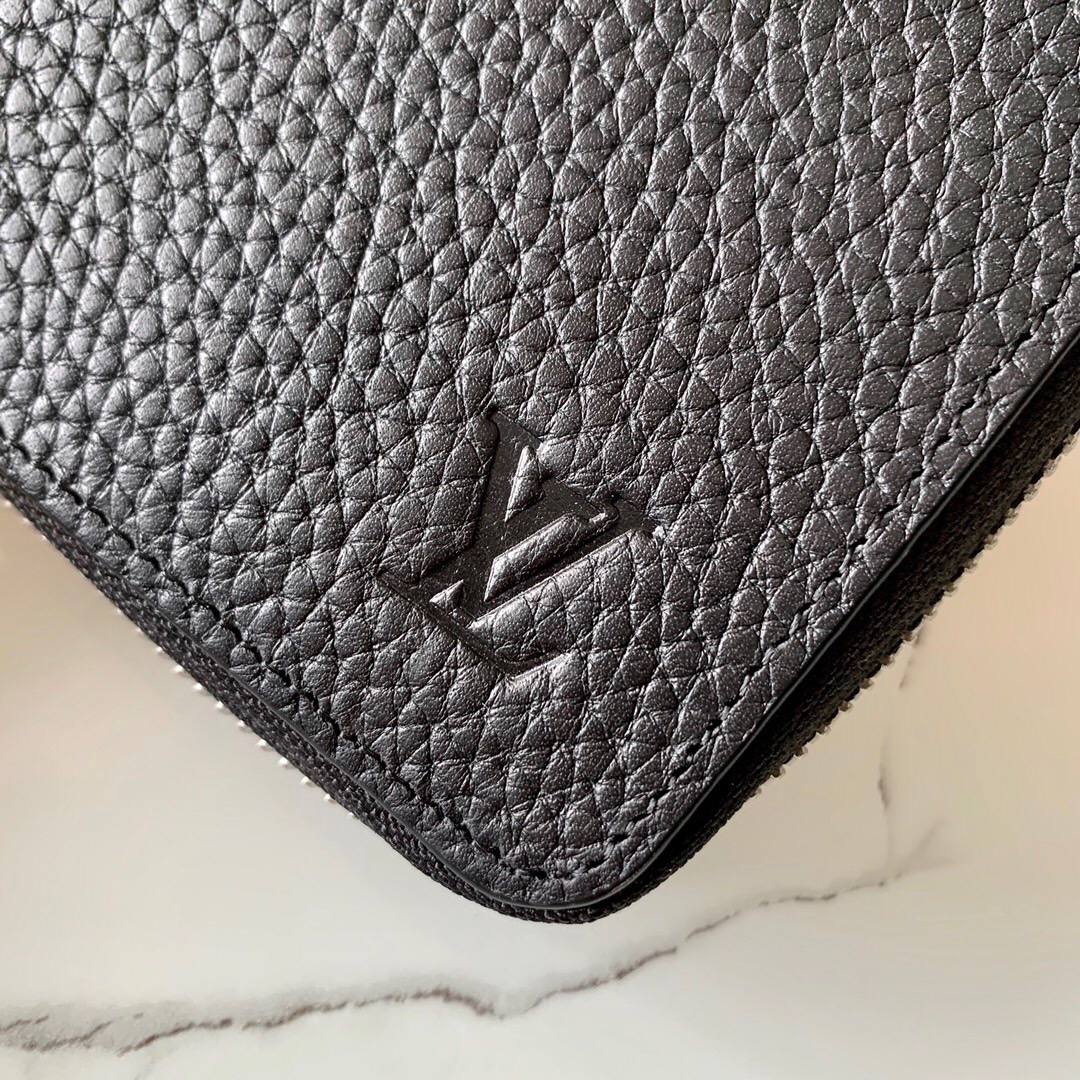 LOUIS VUITTON LV card holder
