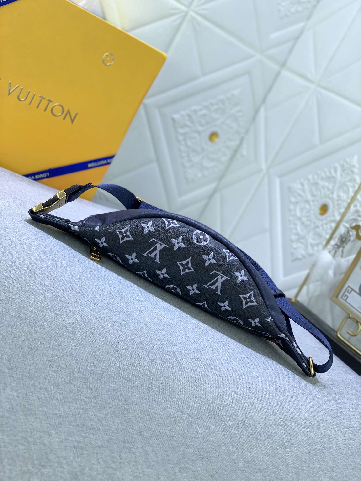 Louis Vuitton LV DISCOVERY small belt bag