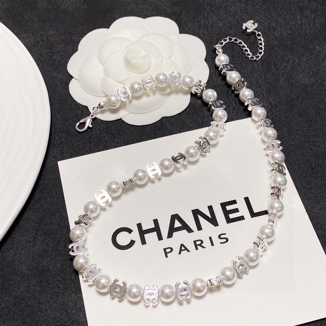 Chanel pearl necklace