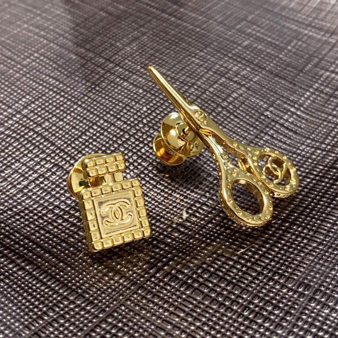 CHANEL three-piece set of scissors, perfume bottle, love Chanel brooch