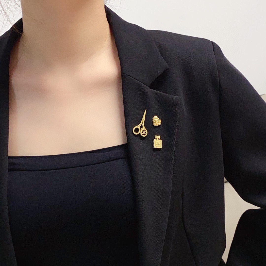 CHANEL three-piece set of scissors, perfume bottle, love Chanel brooch