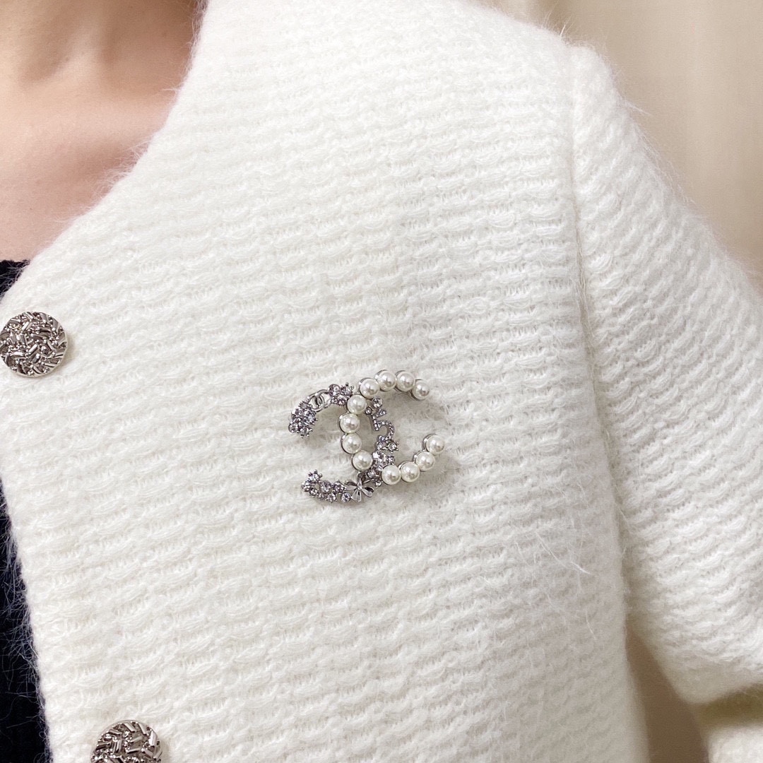 CHANEL lettering all-over diamond Chanel brooch
