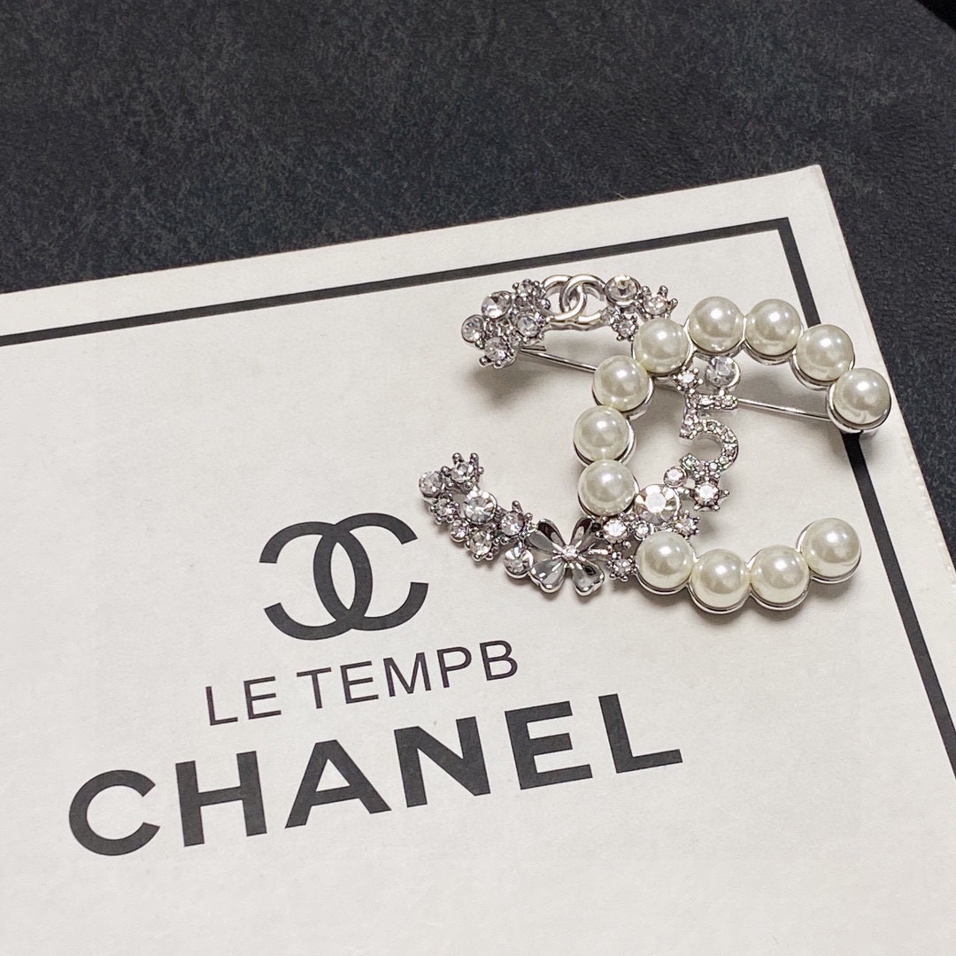 CHANEL lettering all-over diamond Chanel brooch