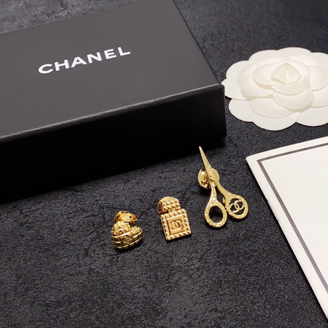 CHANEL three-piece set of scissors, perfume bottle, love Chanel brooch