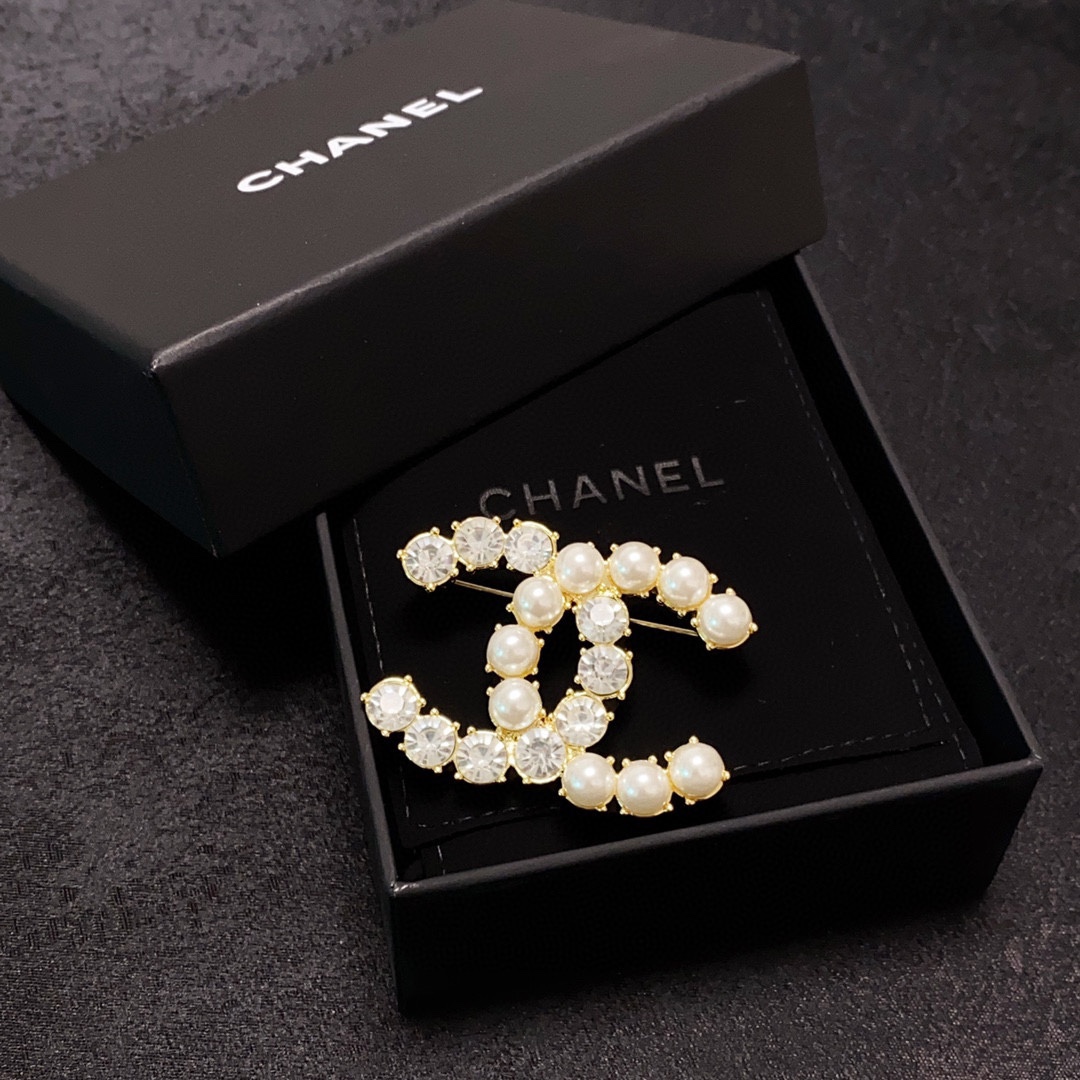 CHANEL lettering all-over diamond Chanel brooch