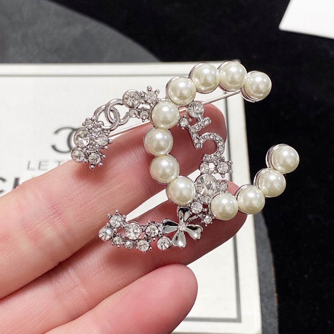 CHANEL lettering all-over diamond Chanel brooch