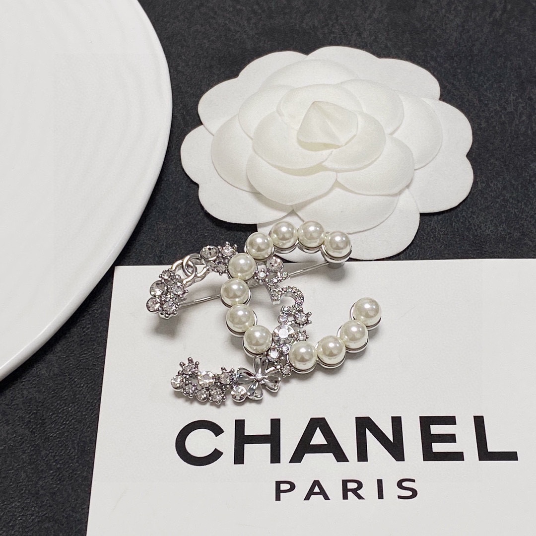 CHANEL lettering all-over diamond Chanel brooch