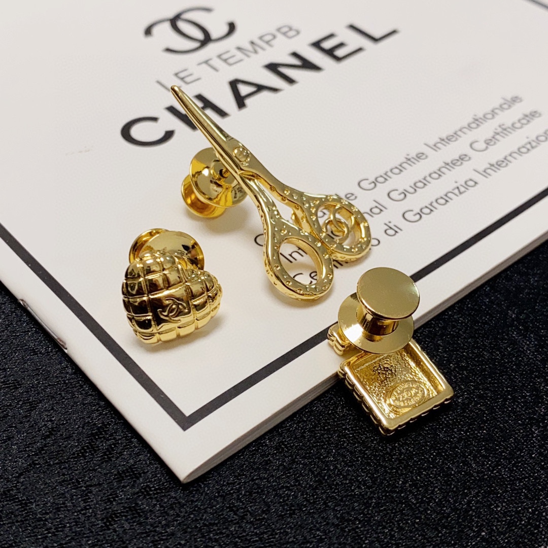 CHANEL three-piece set of scissors, perfume bottle, love Chanel brooch