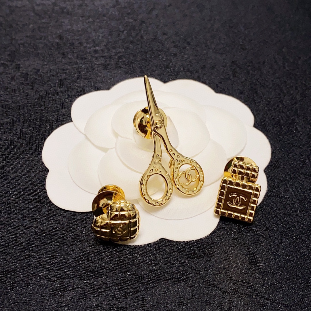 CHANEL three-piece set of scissors, perfume bottle, love Chanel brooch