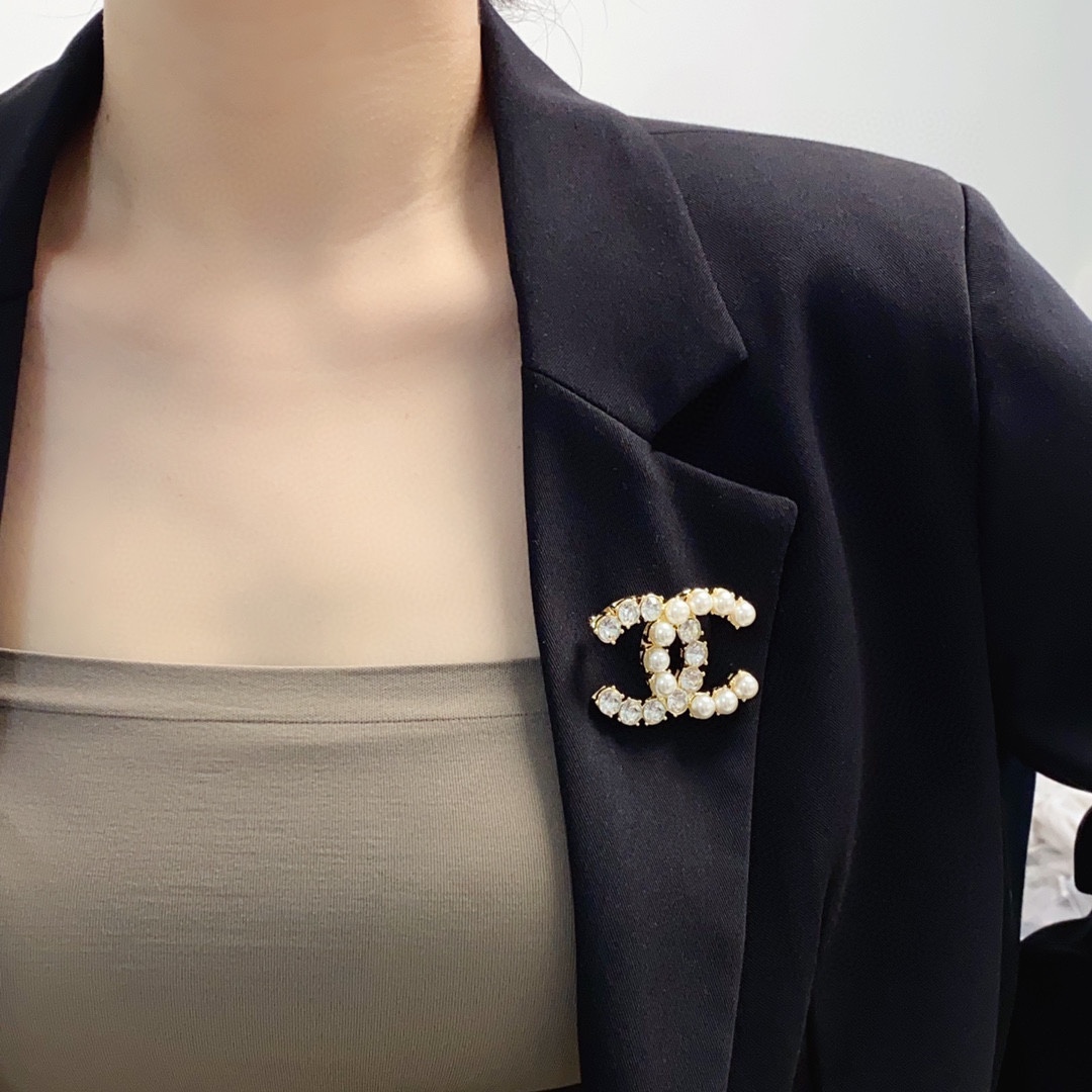 CHANEL lettering all-over diamond Chanel brooch
