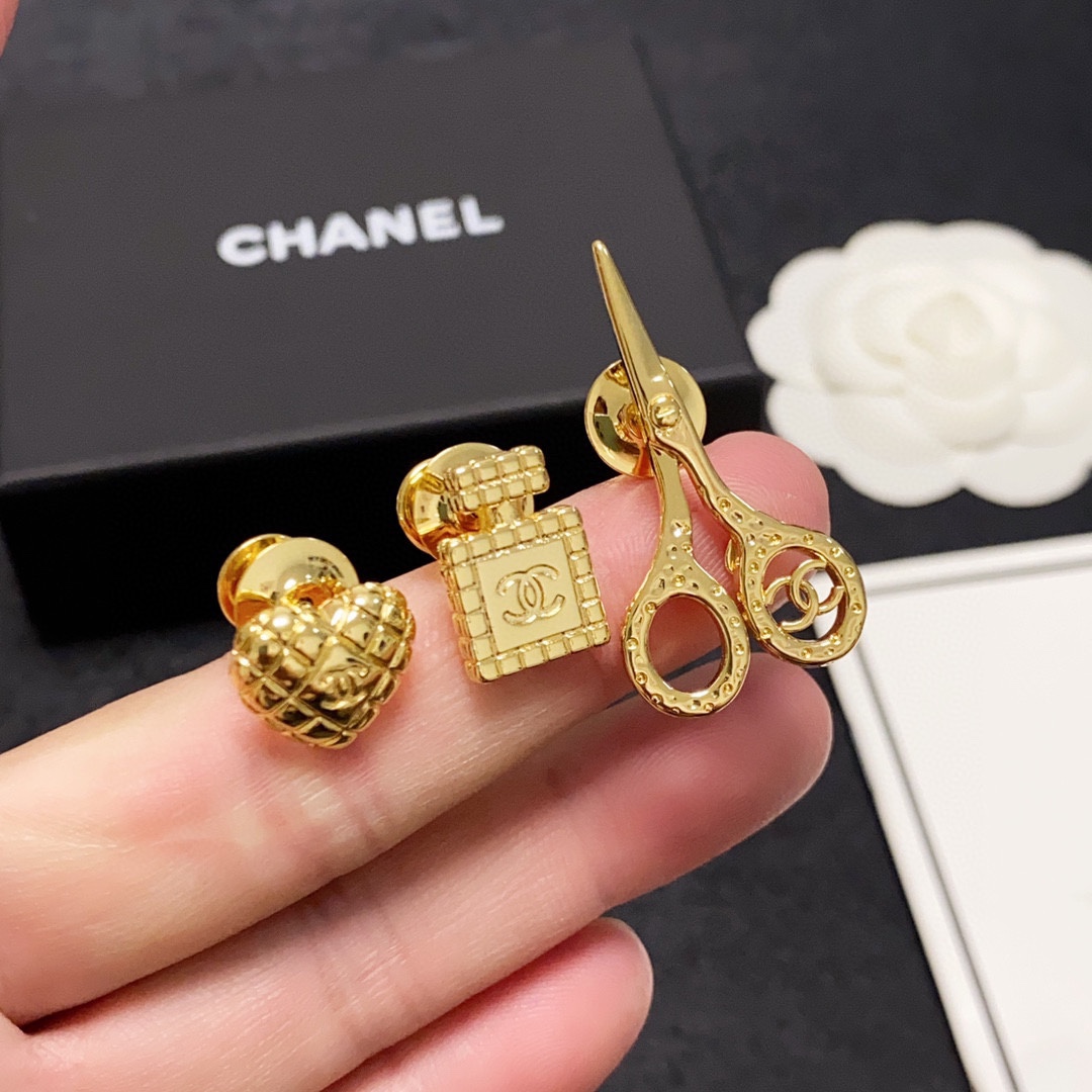 CHANEL three-piece set of scissors, perfume bottle, love Chanel brooch