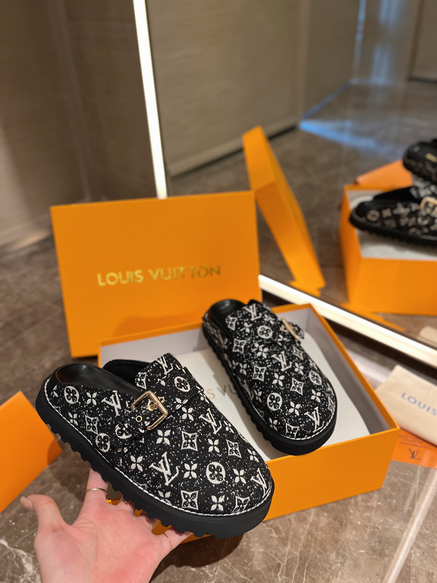 LV Couple's slippers