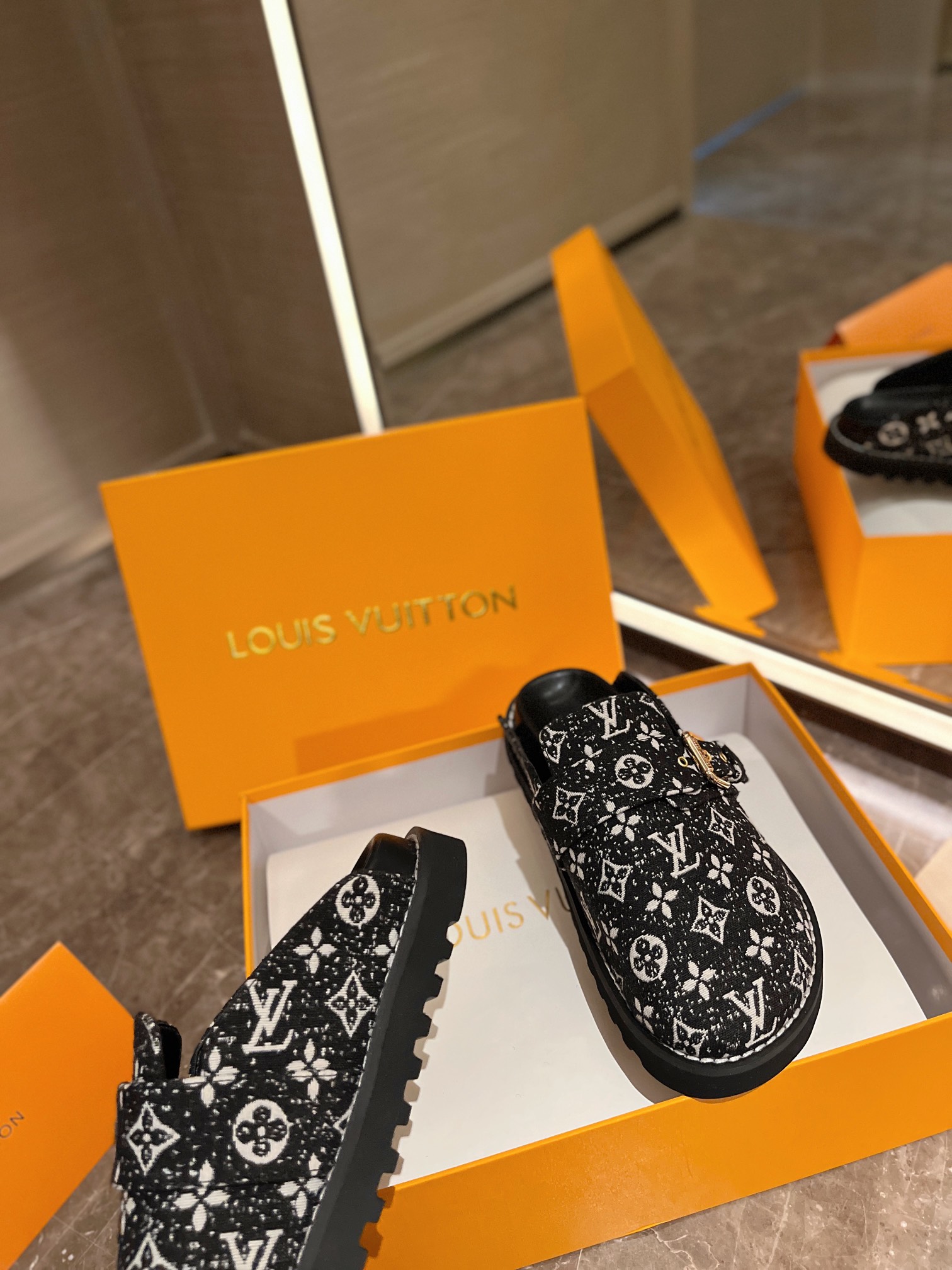 LV Couple's slippers
