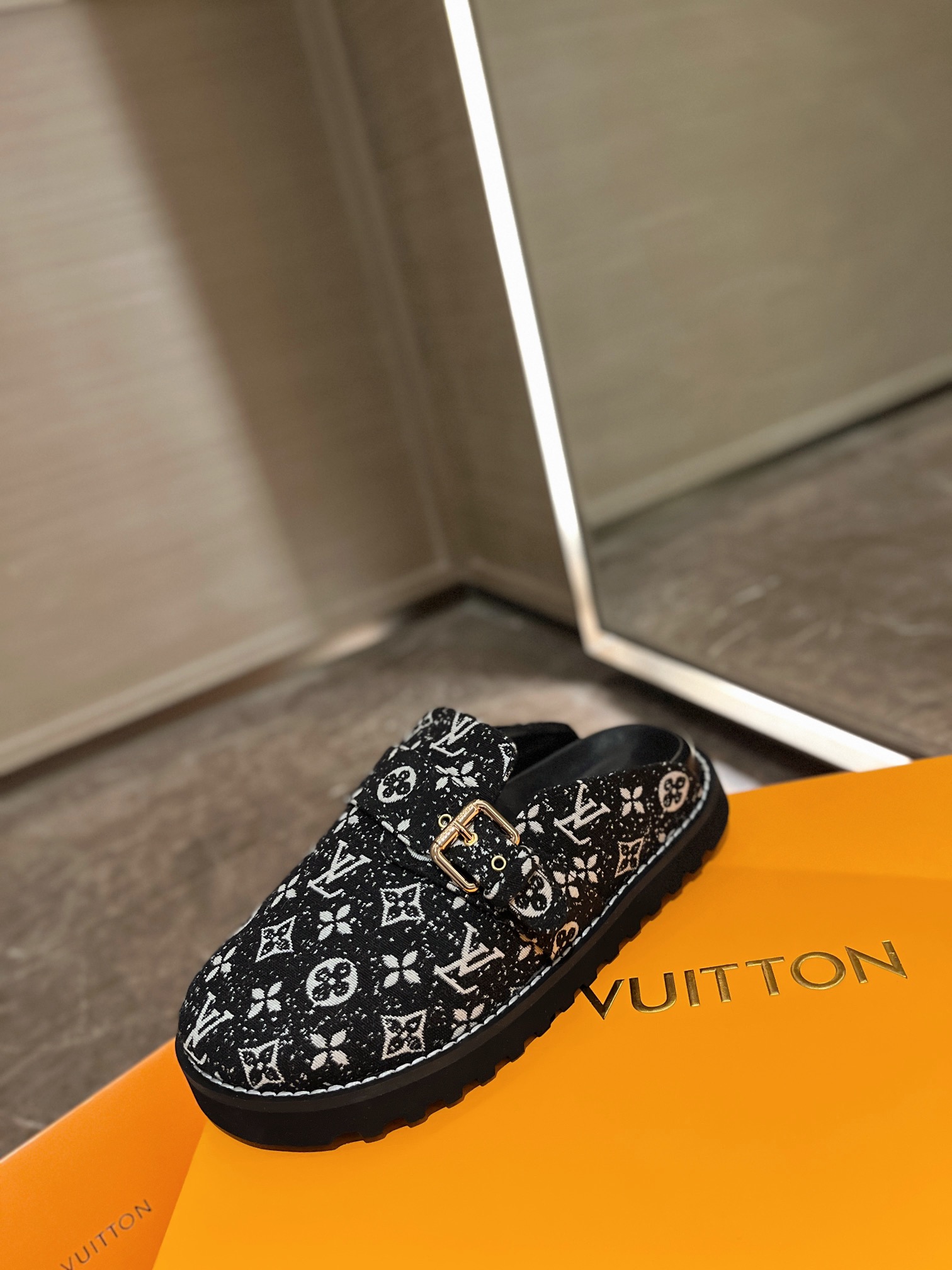 LV Couple's slippers