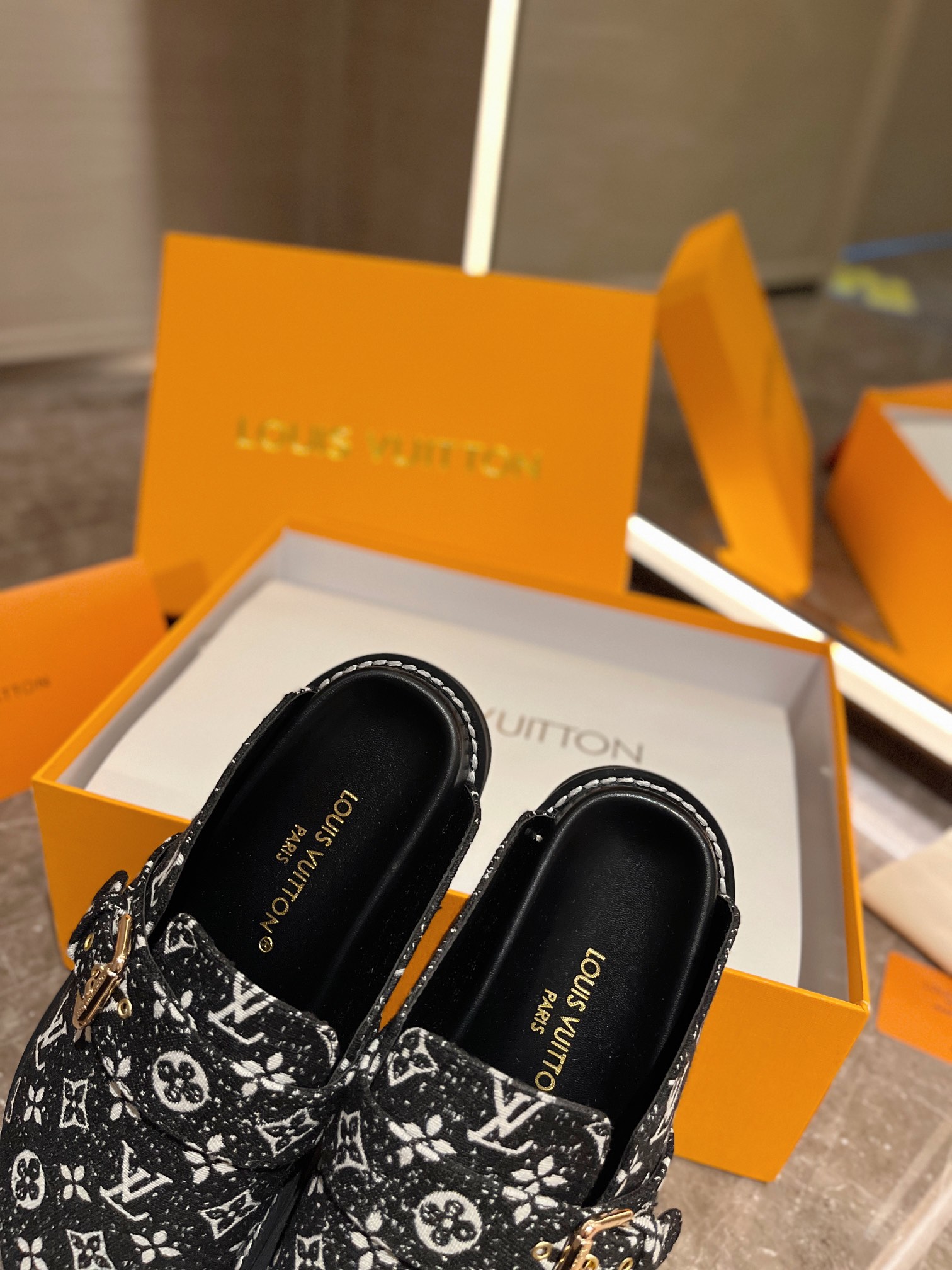 LV Couple's slippers