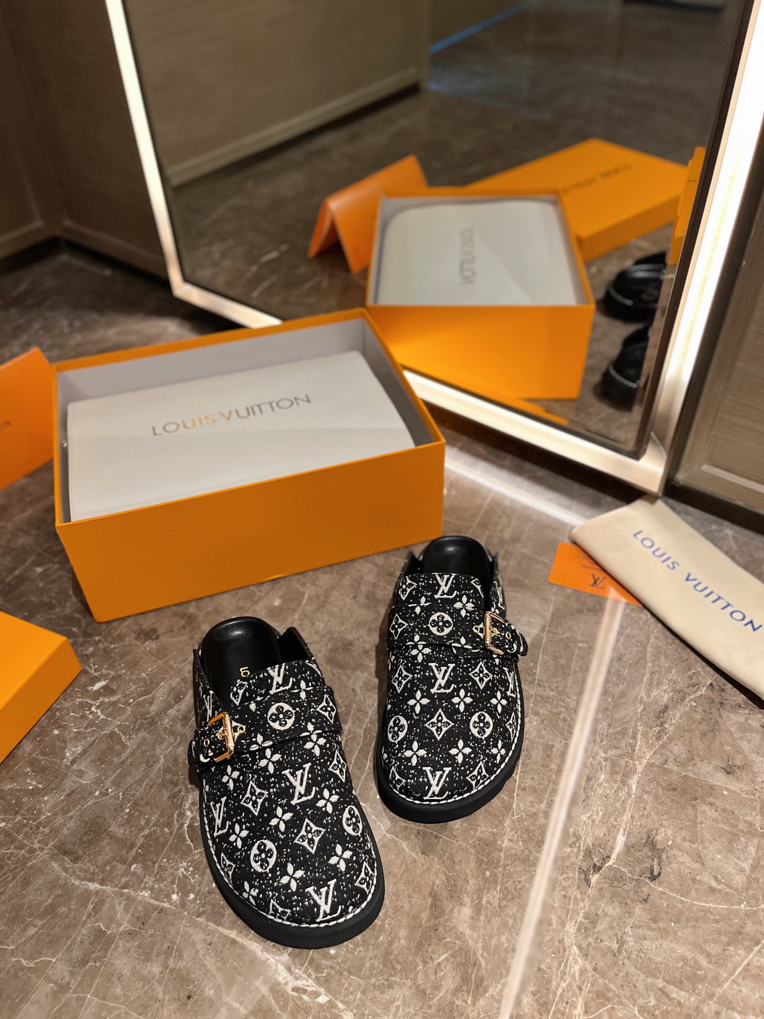 LV Couple's slippers