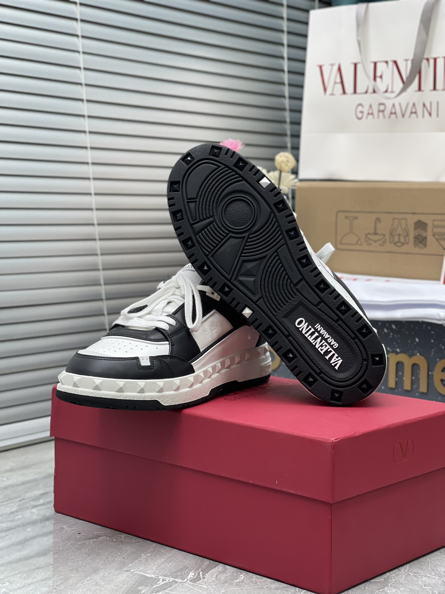 VALENTINO FREEDOTS SNEAKERS