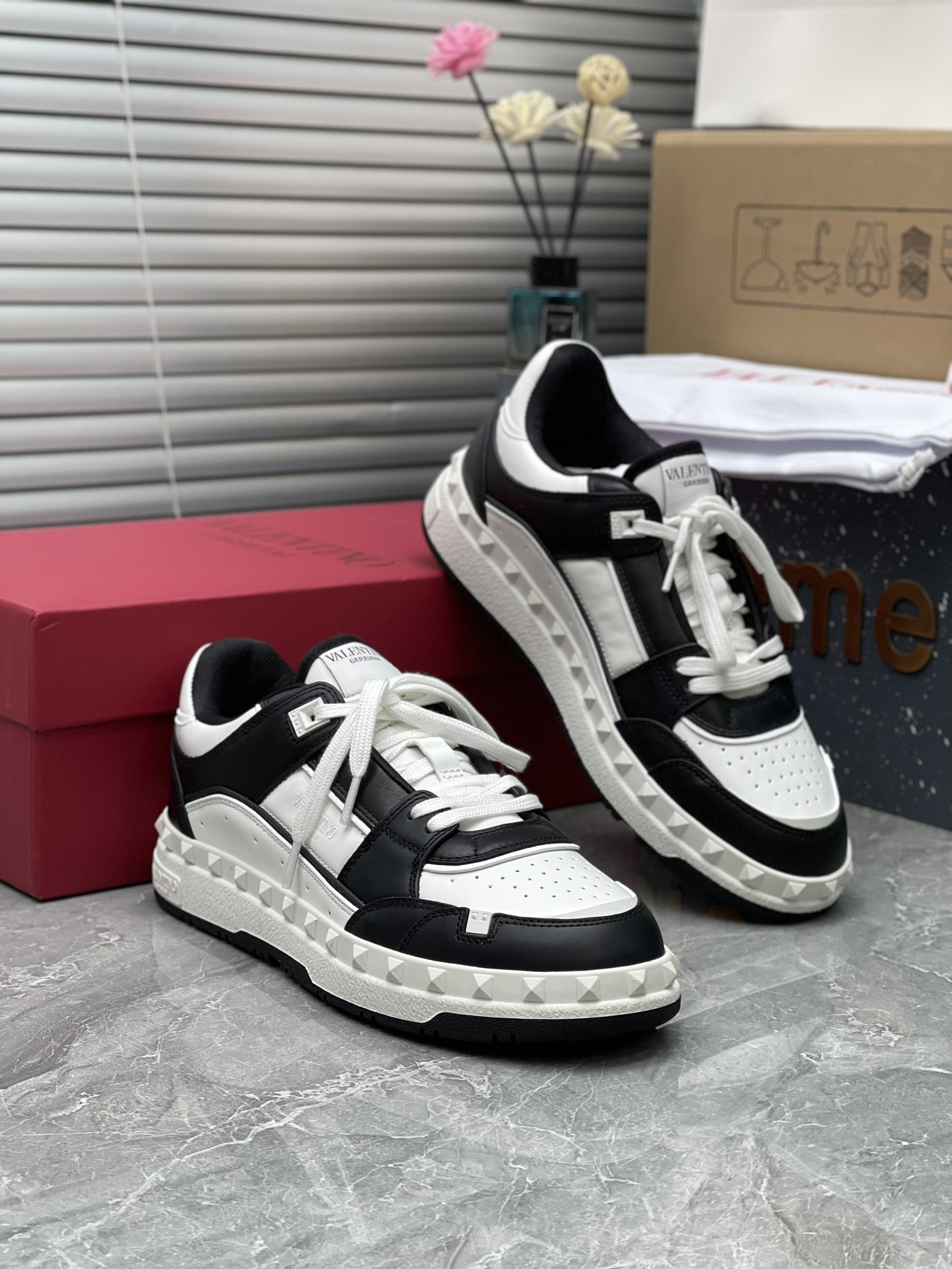 VALENTINO FREEDOTS SNEAKERS