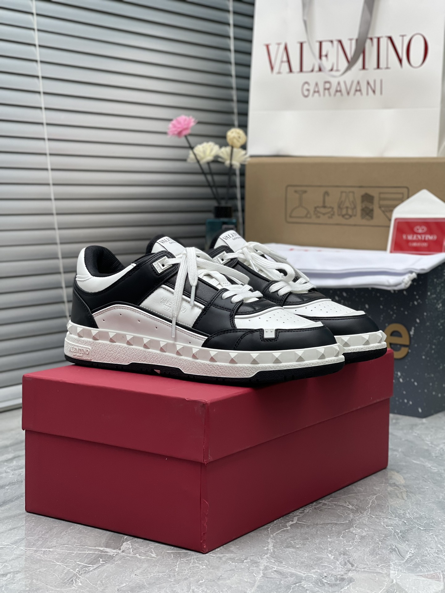 VALENTINO FREEDOTS SNEAKERS