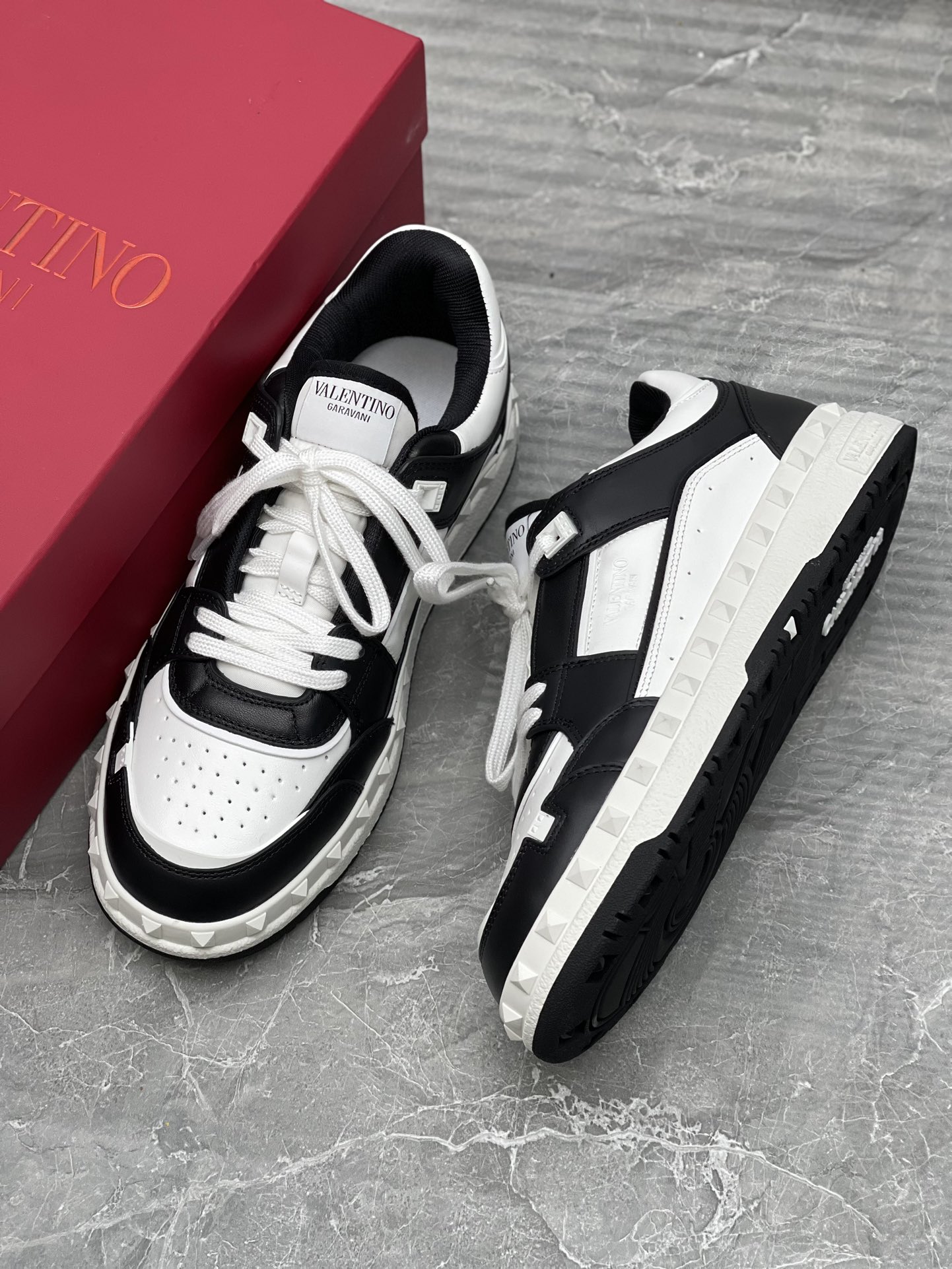 VALENTINO FREEDOTS SNEAKERS