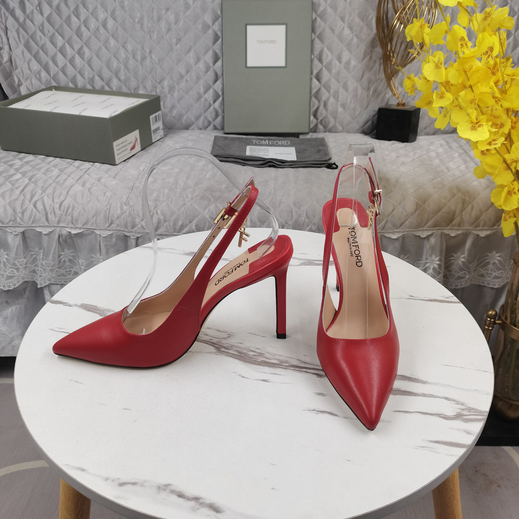 TOM FORD's new buckle-embellished hollow sandals 👠