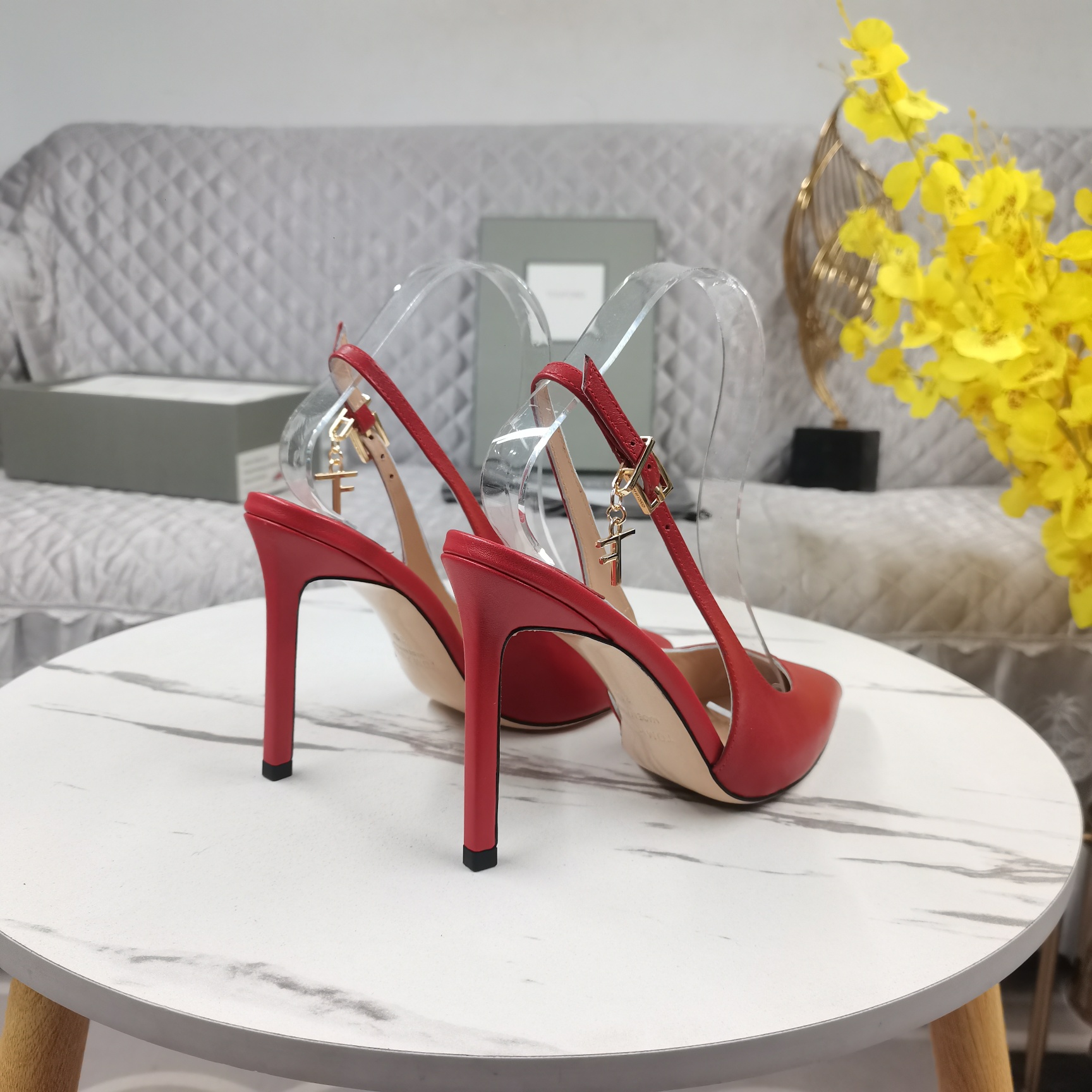 TOM FORD's new buckle-embellished hollow sandals 👠