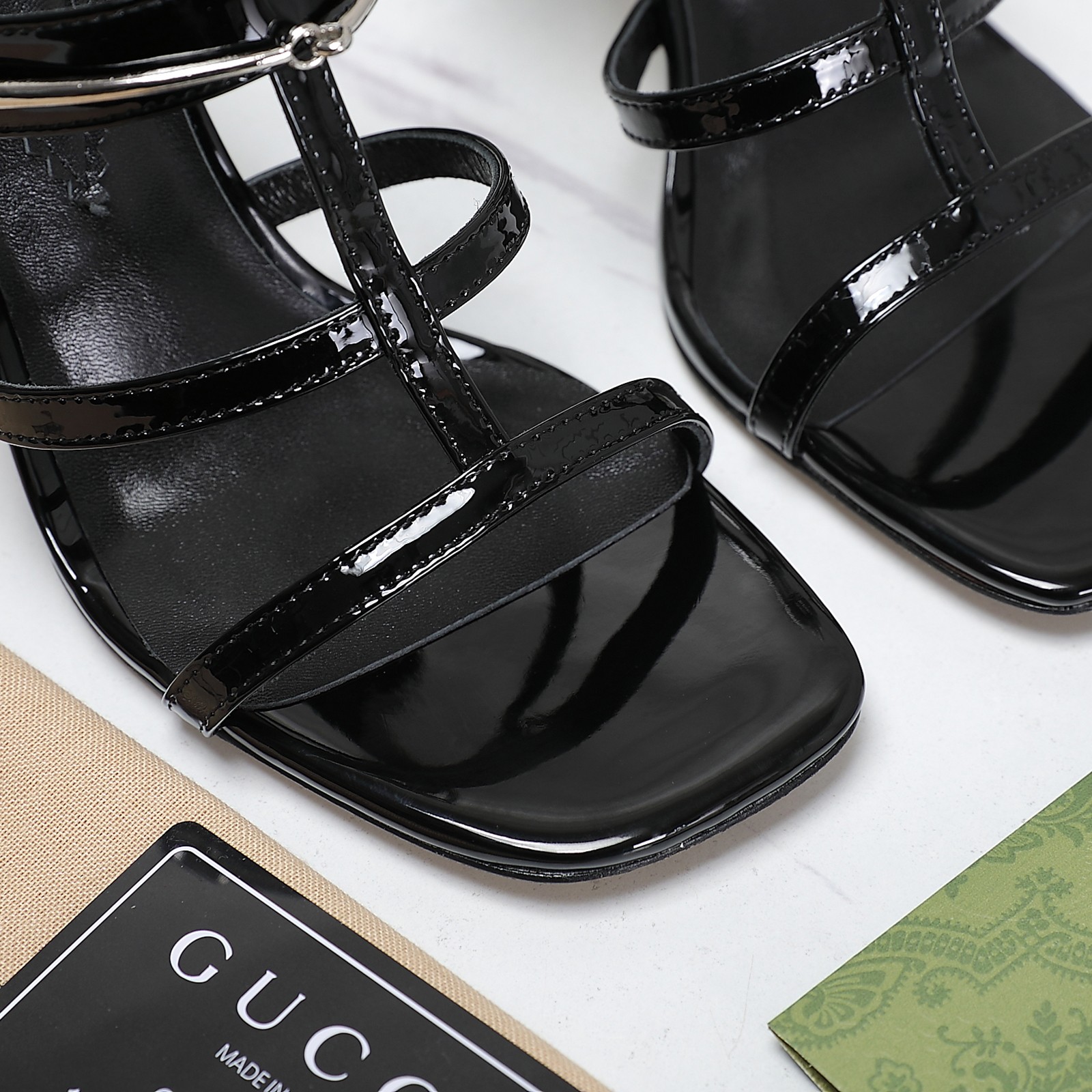 GUCCI SANDALS WITH A CLASSIC STREET CHAIN BUCKLE