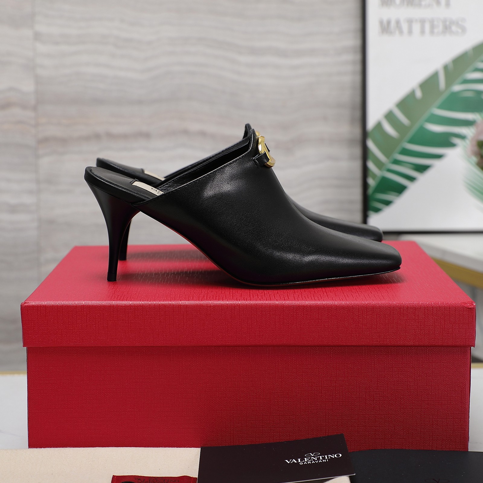 𝑉𝐴𝐿𝐸𝑁𝑇𝐼𝑁𝑂 Women's high heels