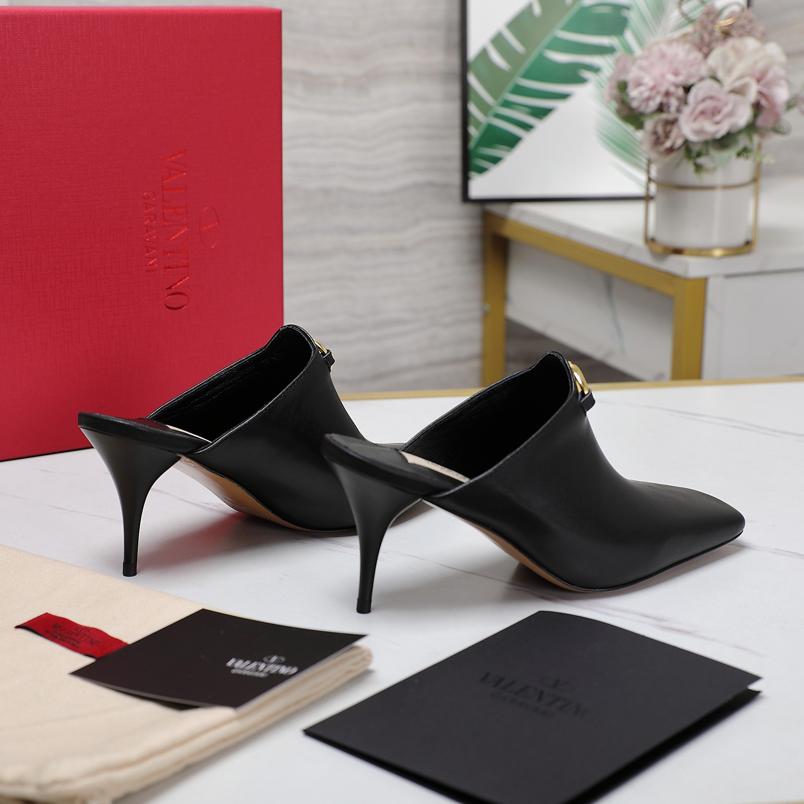 𝑉𝐴𝐿𝐸𝑁𝑇𝐼𝑁𝑂 Women's high heels