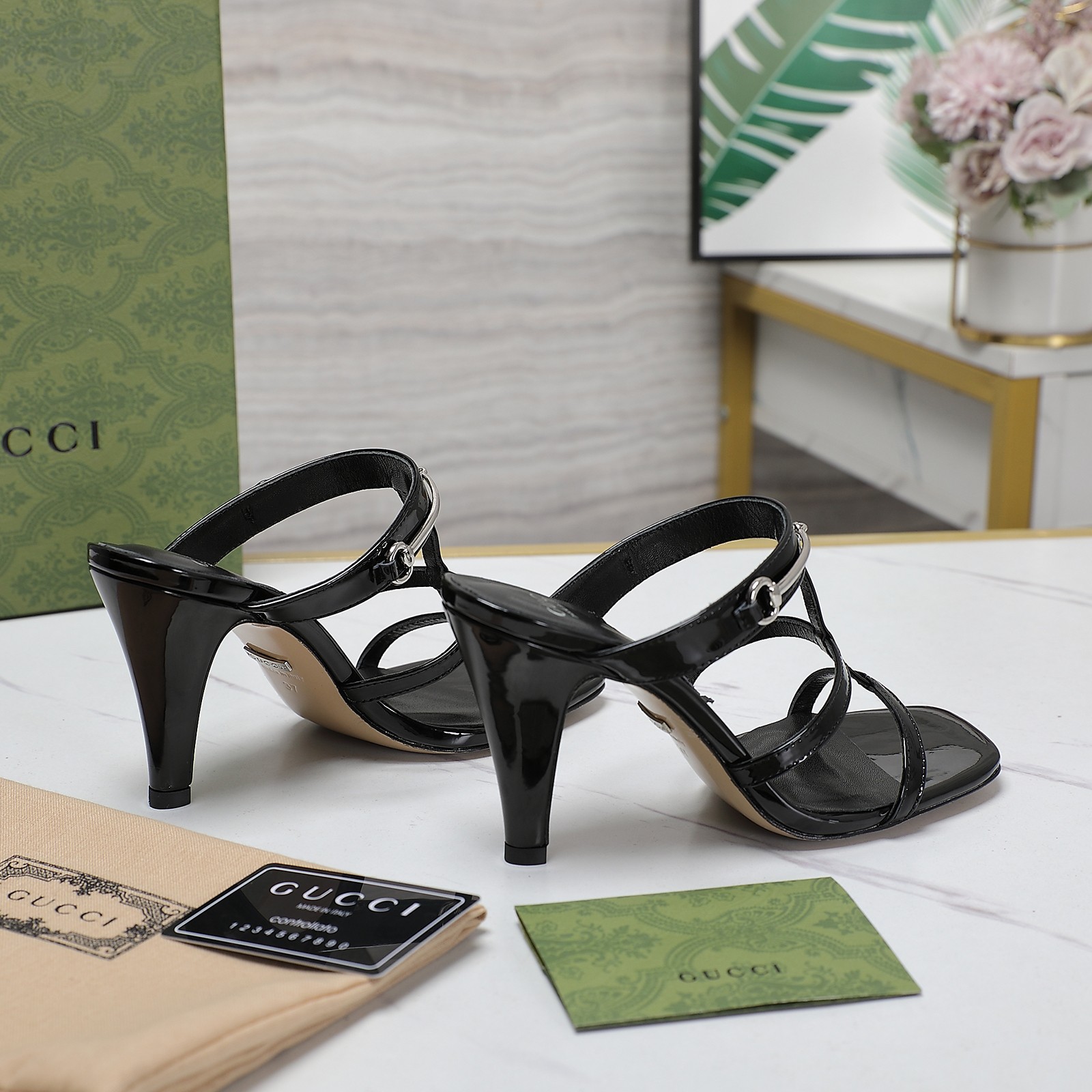 GUCCI SANDALS WITH A CLASSIC STREET CHAIN BUCKLE