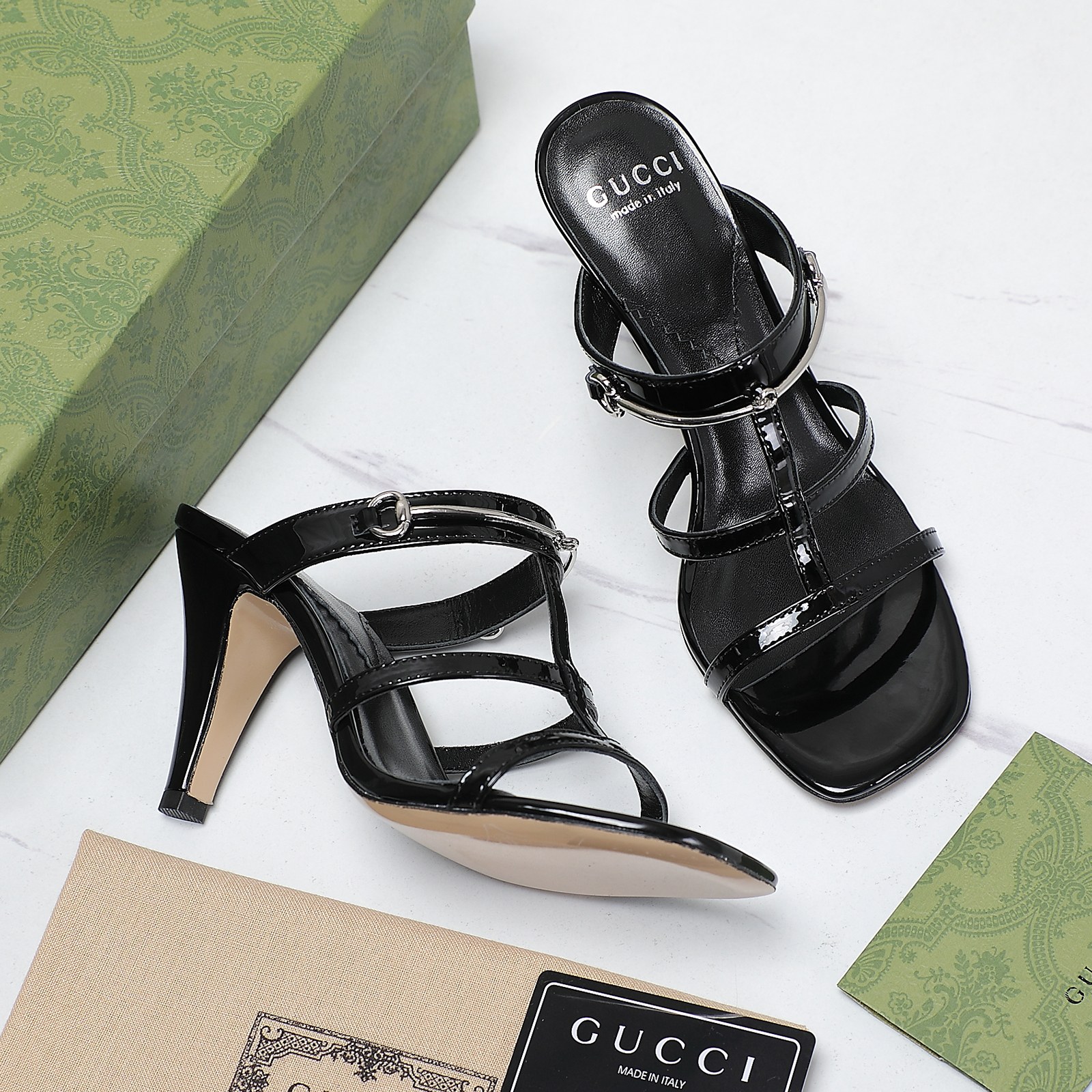 GUCCI SANDALS WITH A CLASSIC STREET CHAIN BUCKLE