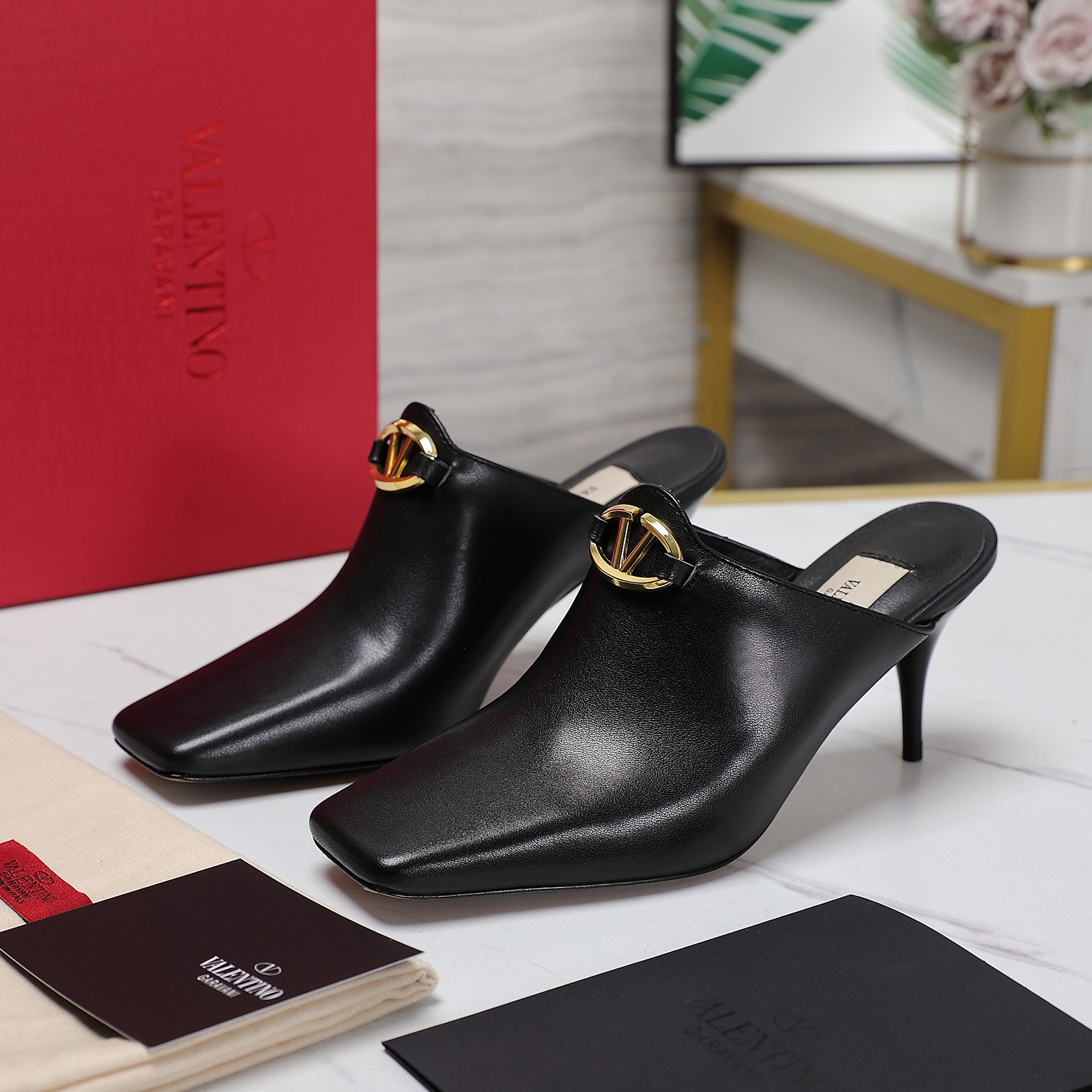 𝑉𝐴𝐿𝐸𝑁𝑇𝐼𝑁𝑂 Women's high heels