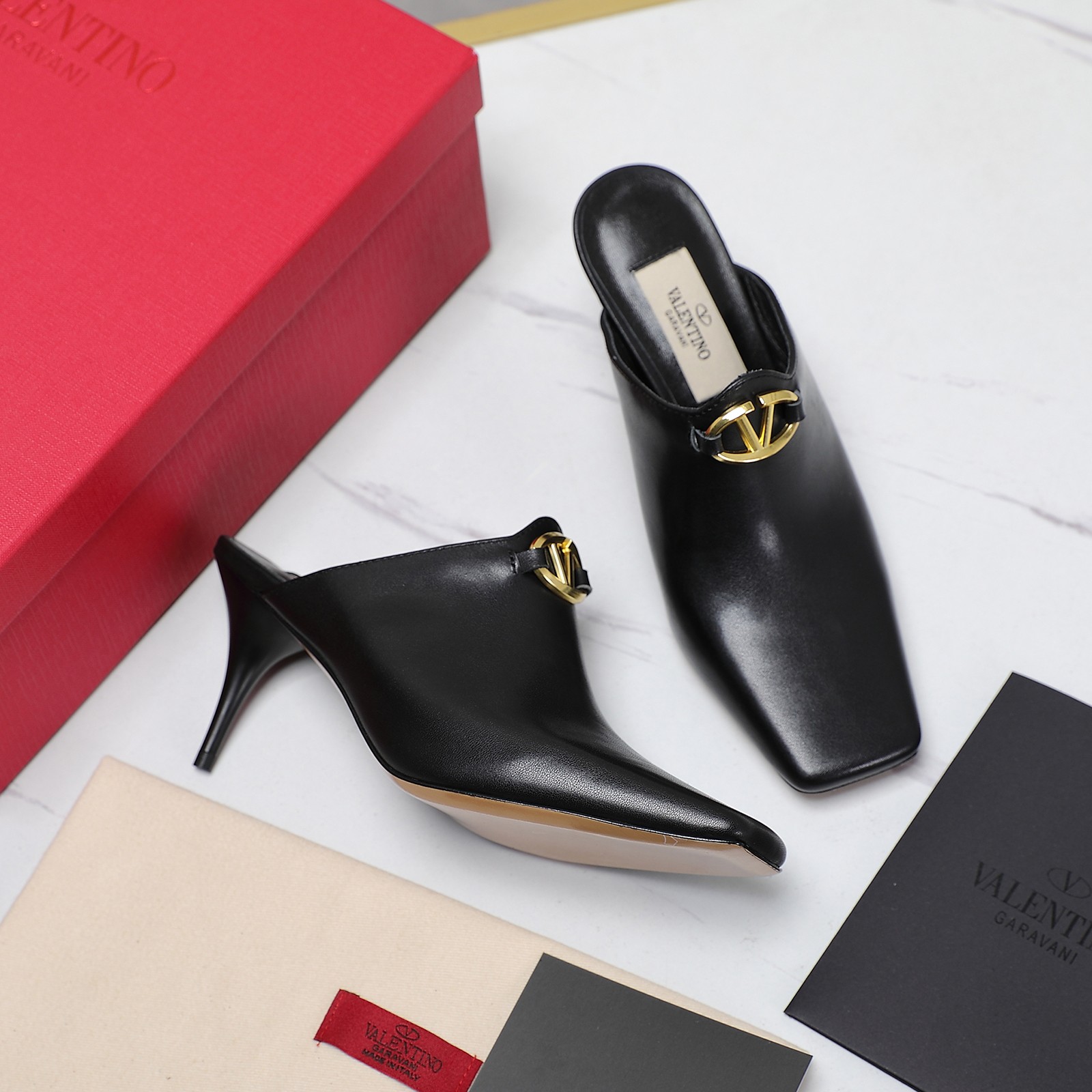 𝑉𝐴𝐿𝐸𝑁𝑇𝐼𝑁𝑂 Women's high heels