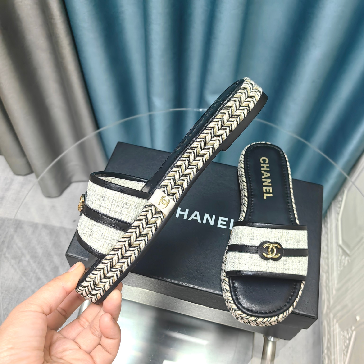 CHANEL Flat straw sandals