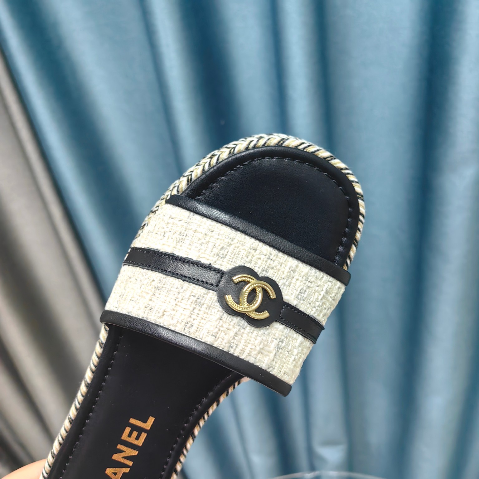 CHANEL Flat straw sandals