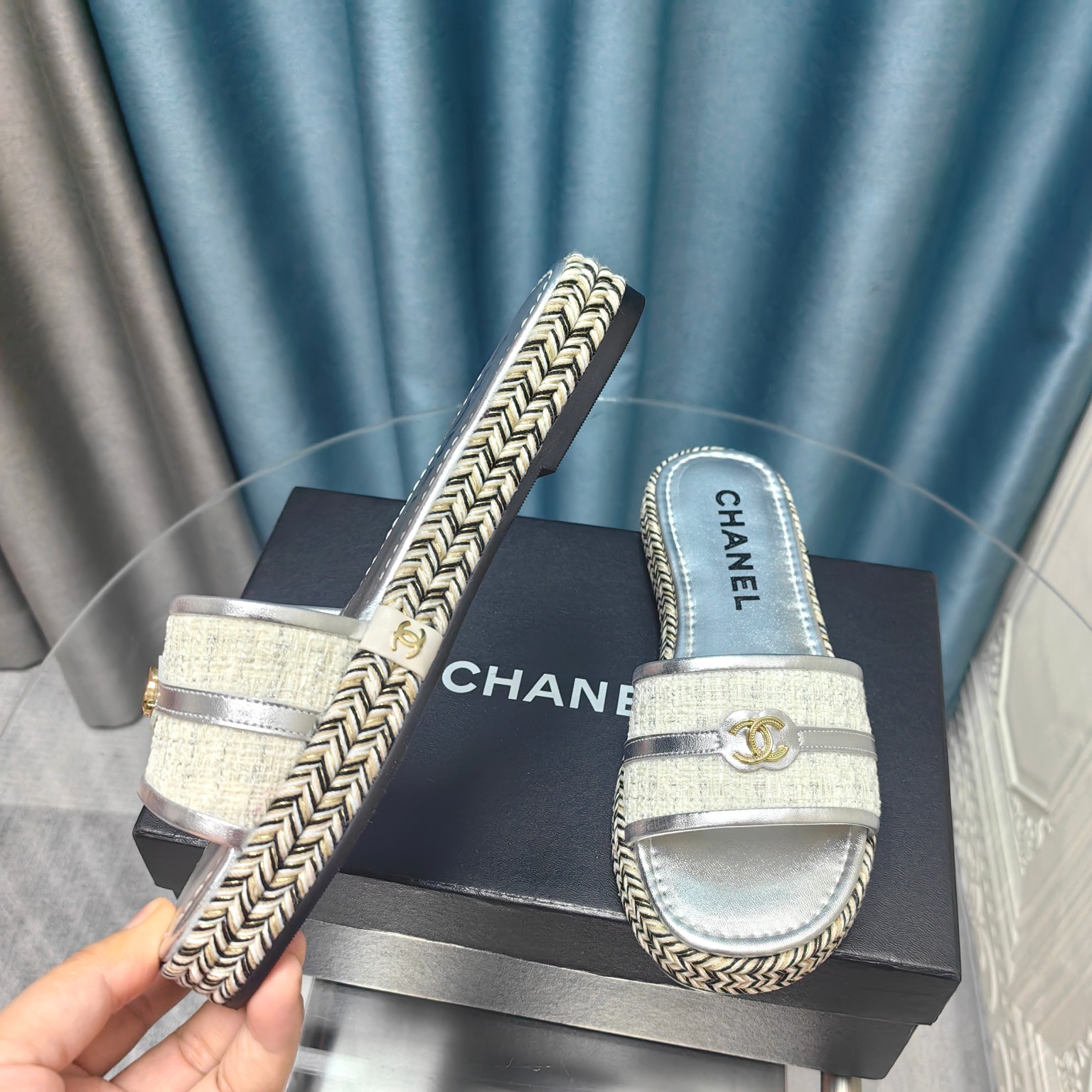 CHANEL Flat straw sandals