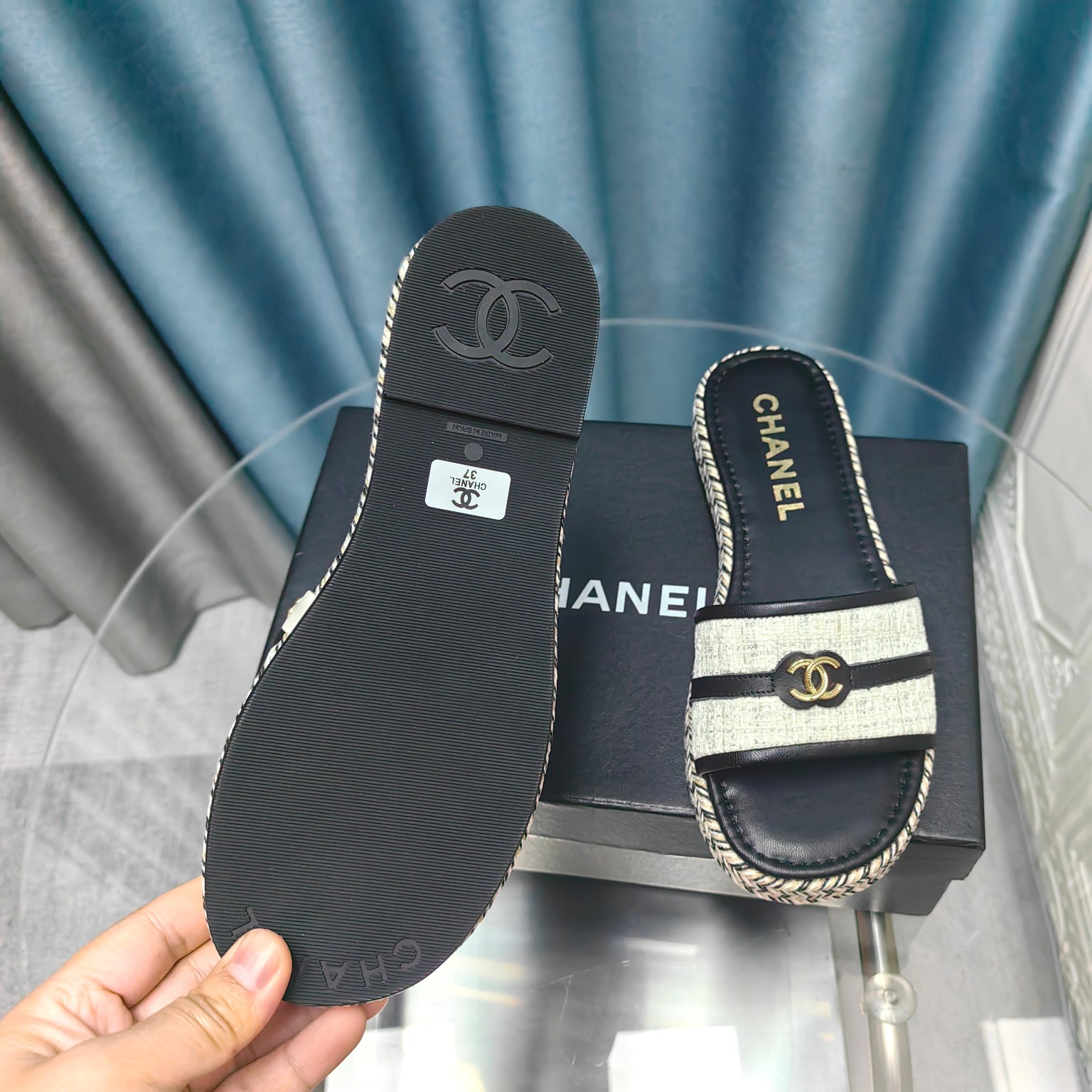 CHANEL Flat straw sandals