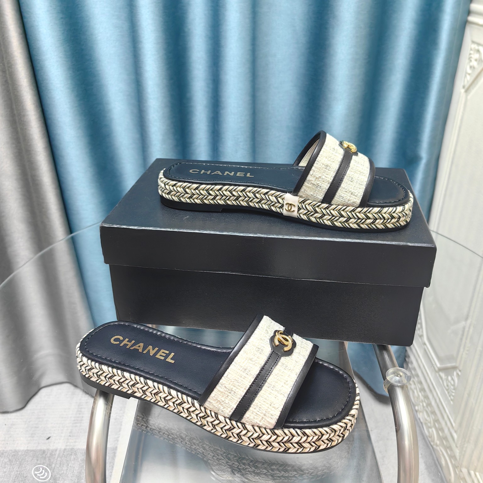 CHANEL Flat straw sandals