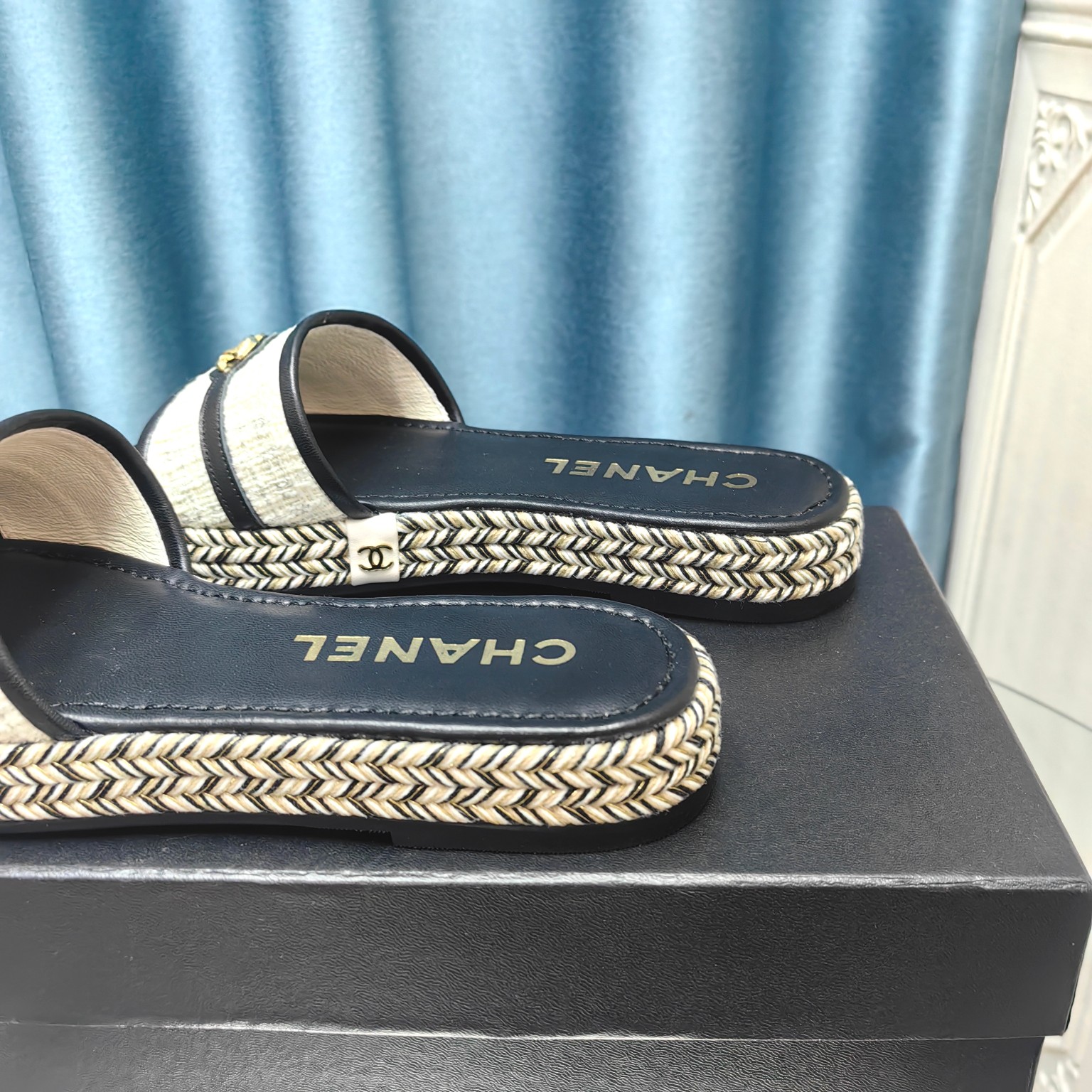 CHANEL Flat straw sandals