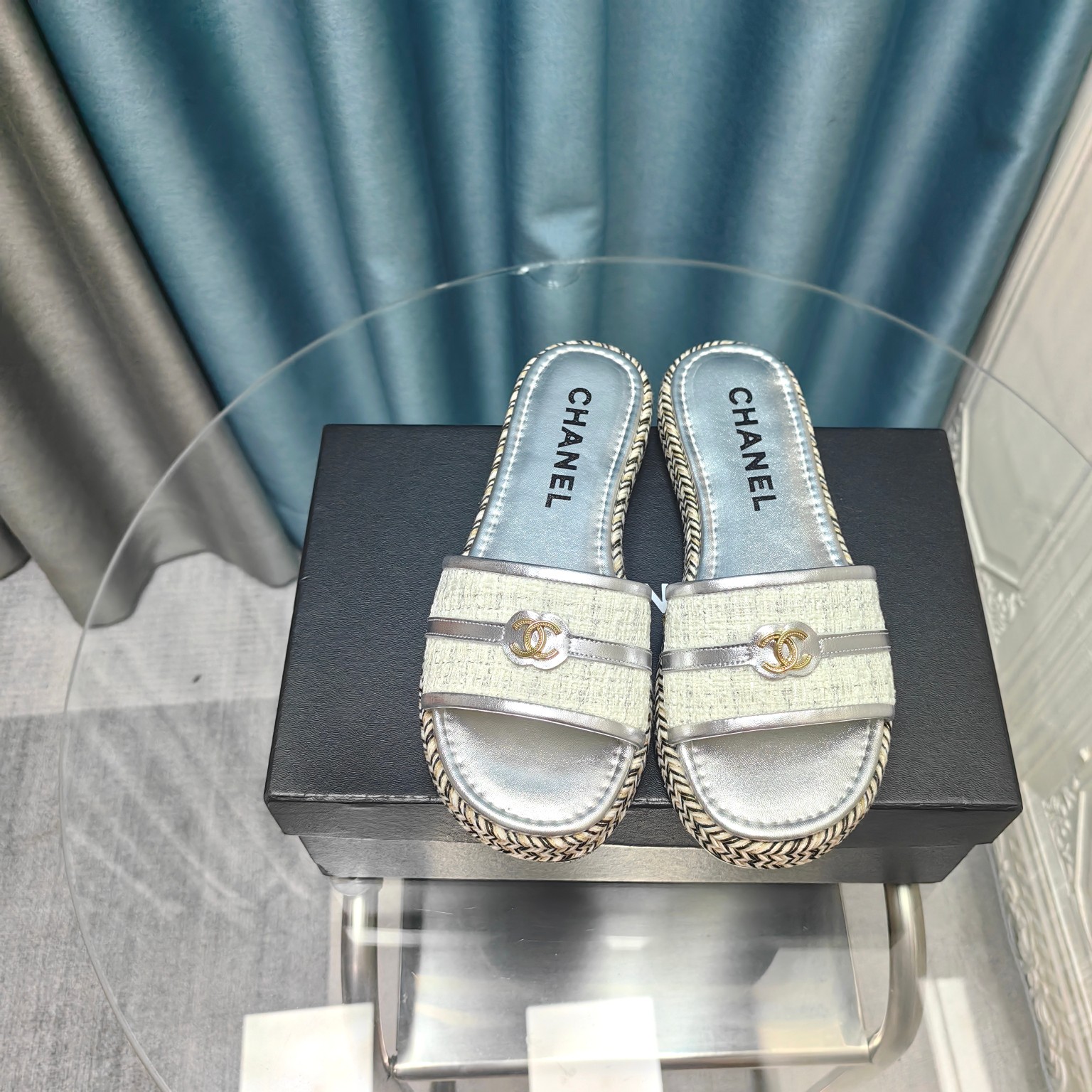 CHANEL Flat straw sandals