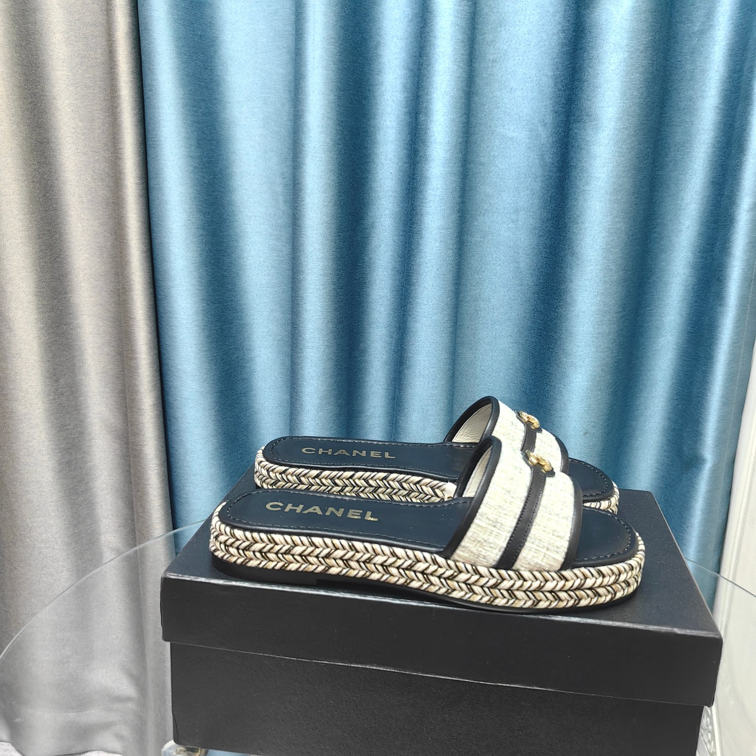 CHANEL Flat straw sandals