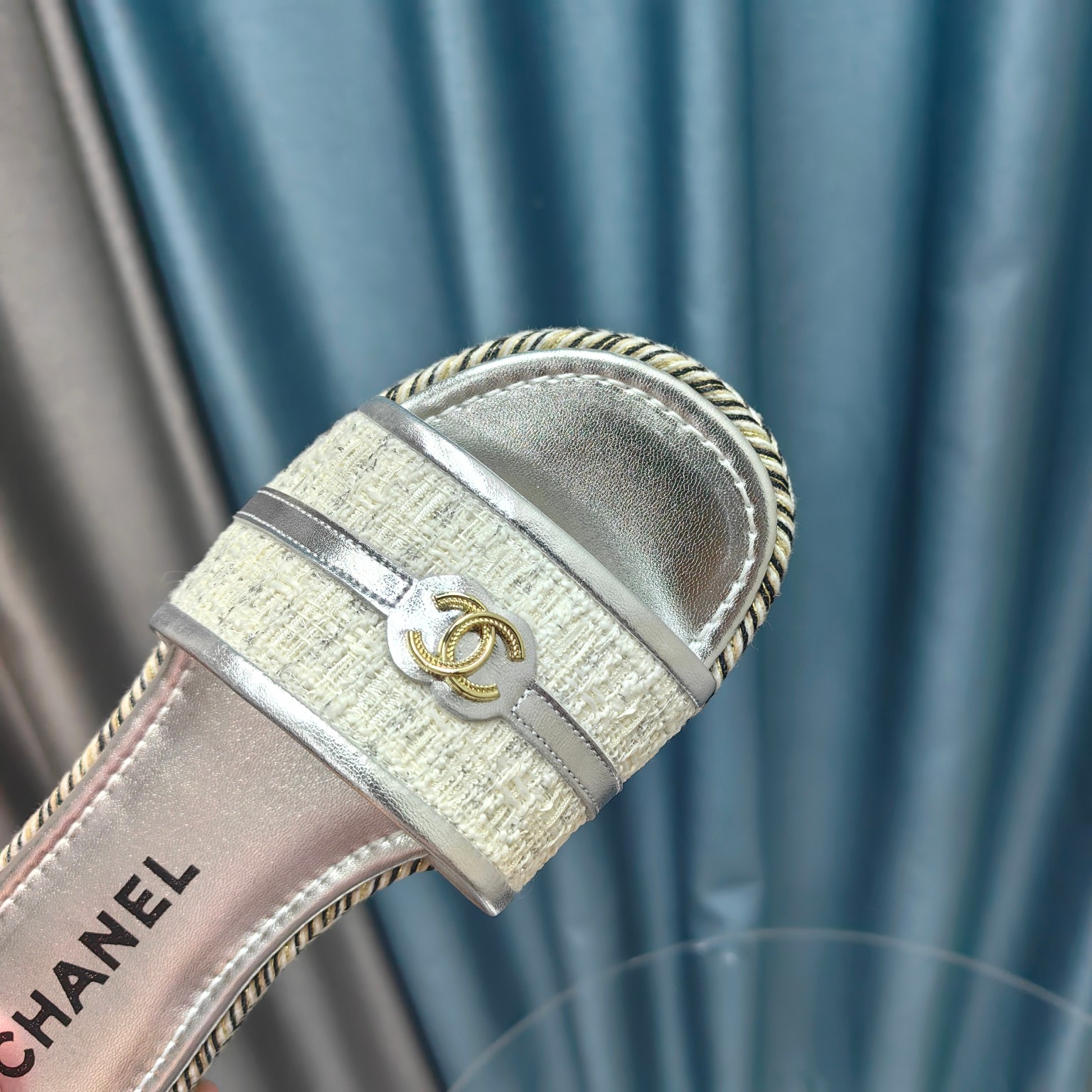 CHANEL Flat straw sandals